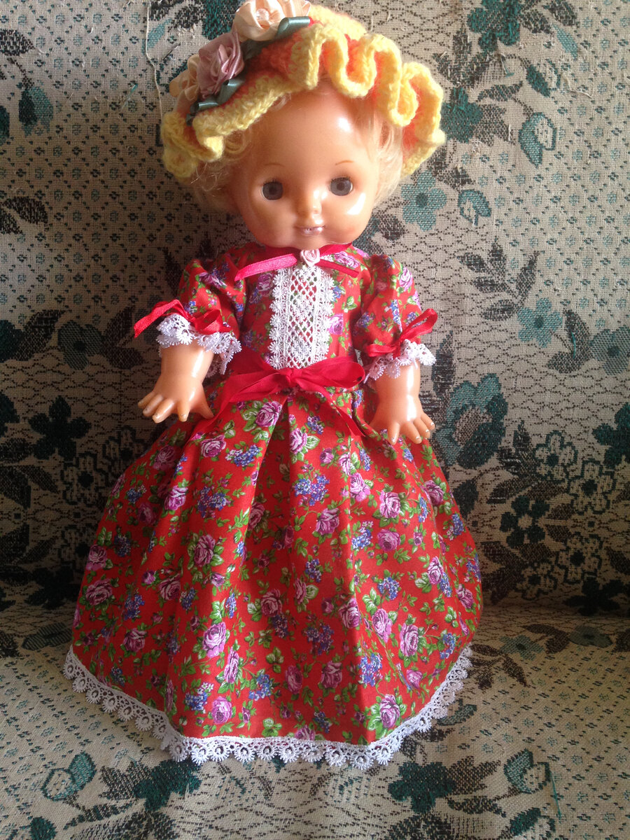 Эта куколка попала мне в руки вообще в жутком виде. Теперь вот такая нарядная барышня! Фото автора.