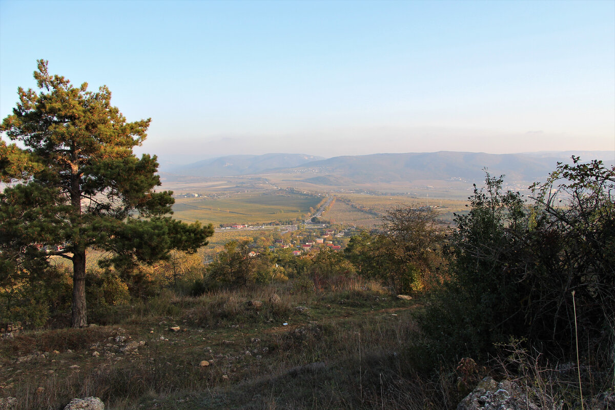 Вид с Сапун-горы. Трасса ведёт к Ялте.