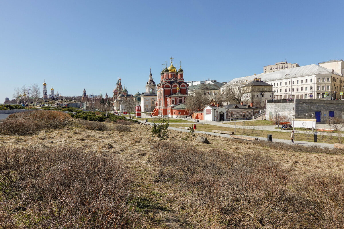 В центре снимка Знаменский собор в Зарядье