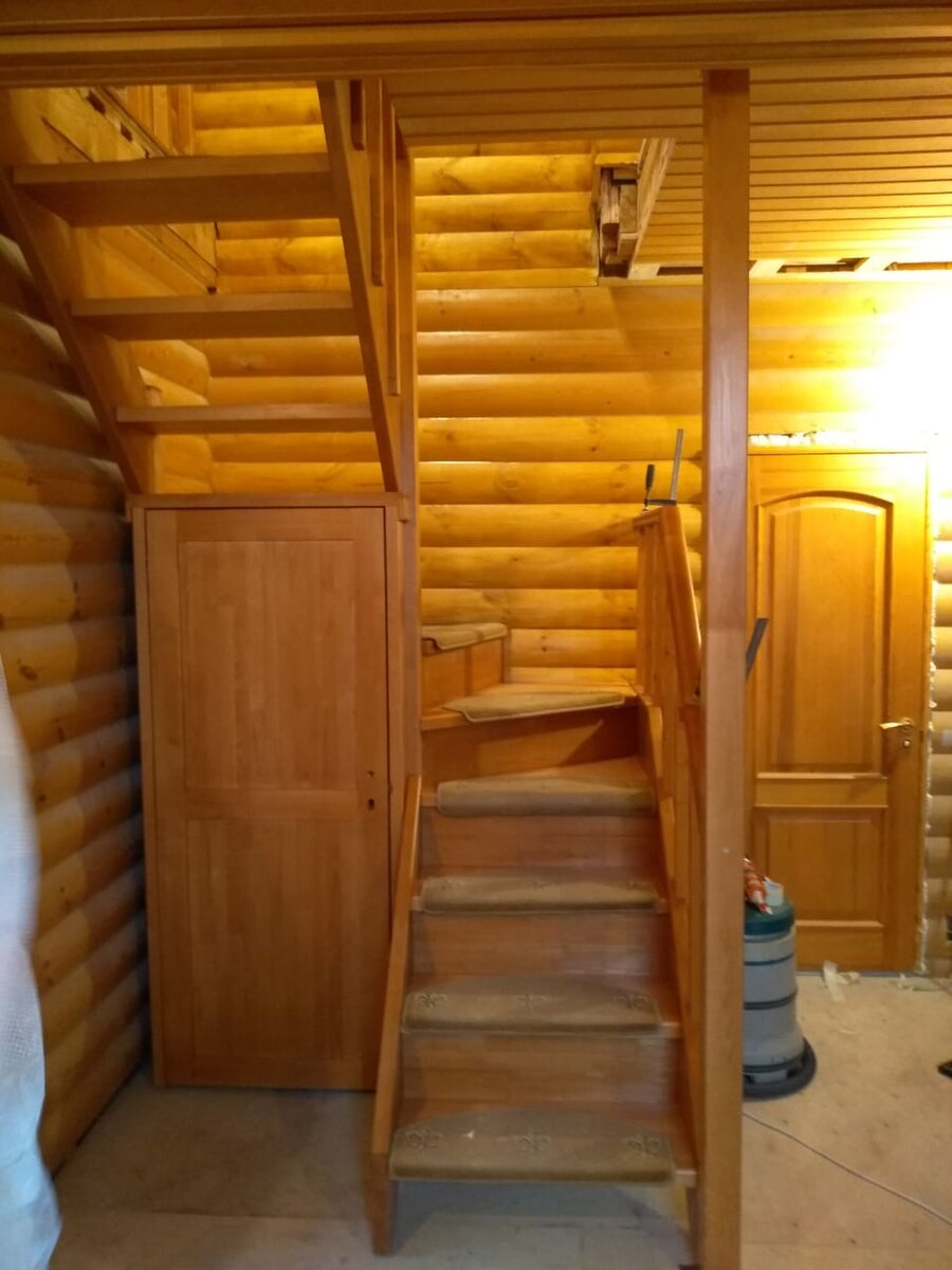 Двухмаршевая лестница с поворотом на 90 градусов с организацией входа в техническое помещение в подлестничном пространстве.  