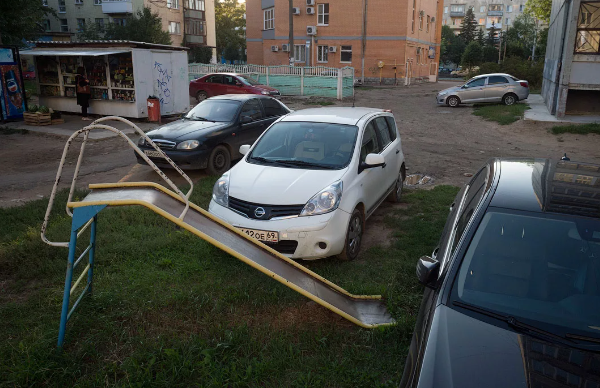 Припаркованный автомобиль