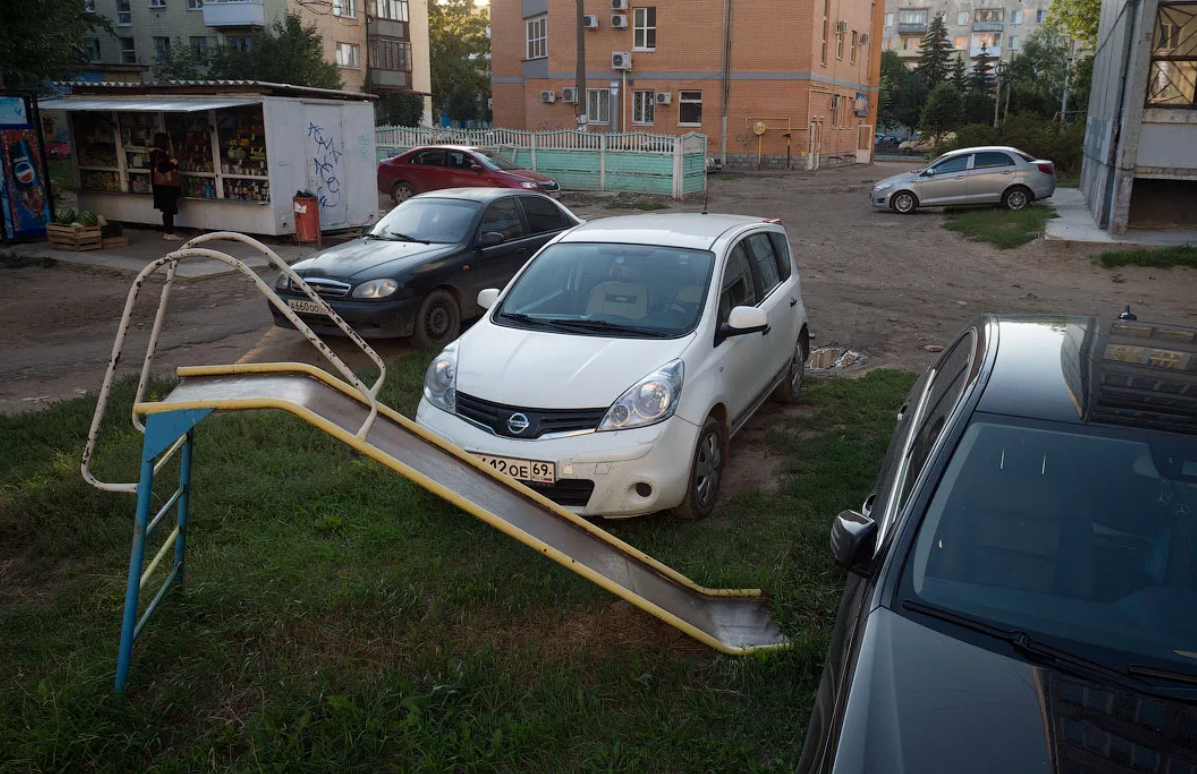 Машина во дворе. Парковочное место во дворе. Припаркованные машины во дворе. Автомобиль припаркованный на детской площадке.