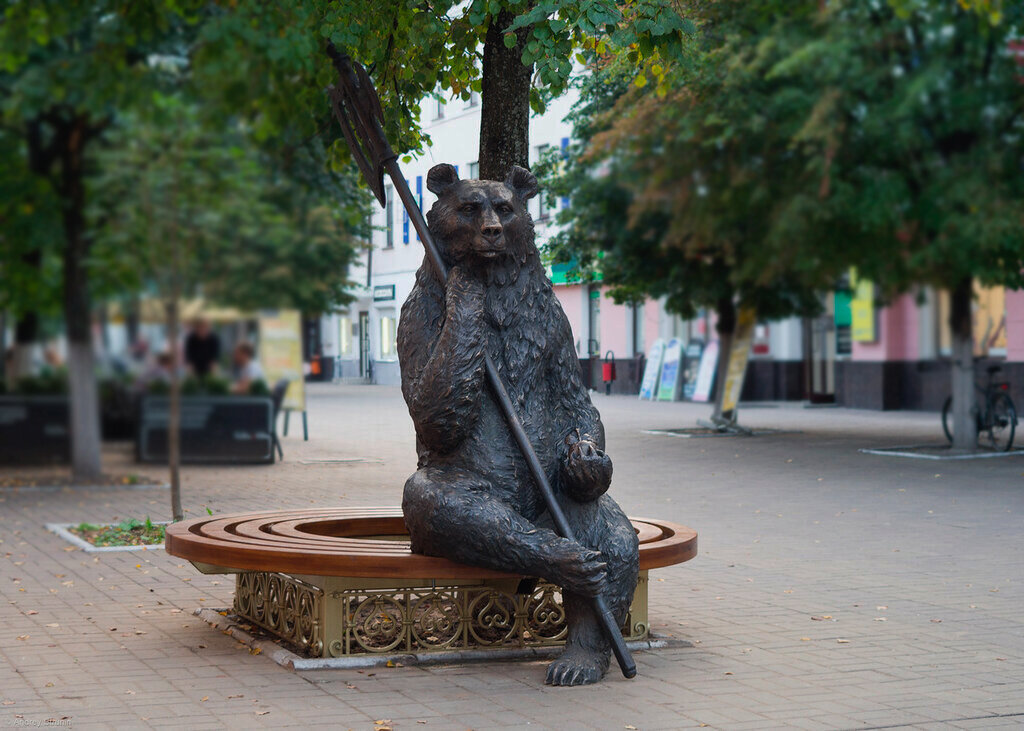 Улица Кирова - полностью пешеходная улица с кафе и медведем