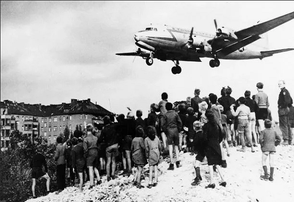 Транспортные самолеты приземлялись каждые две минуты, в течение восьми месяцев.
