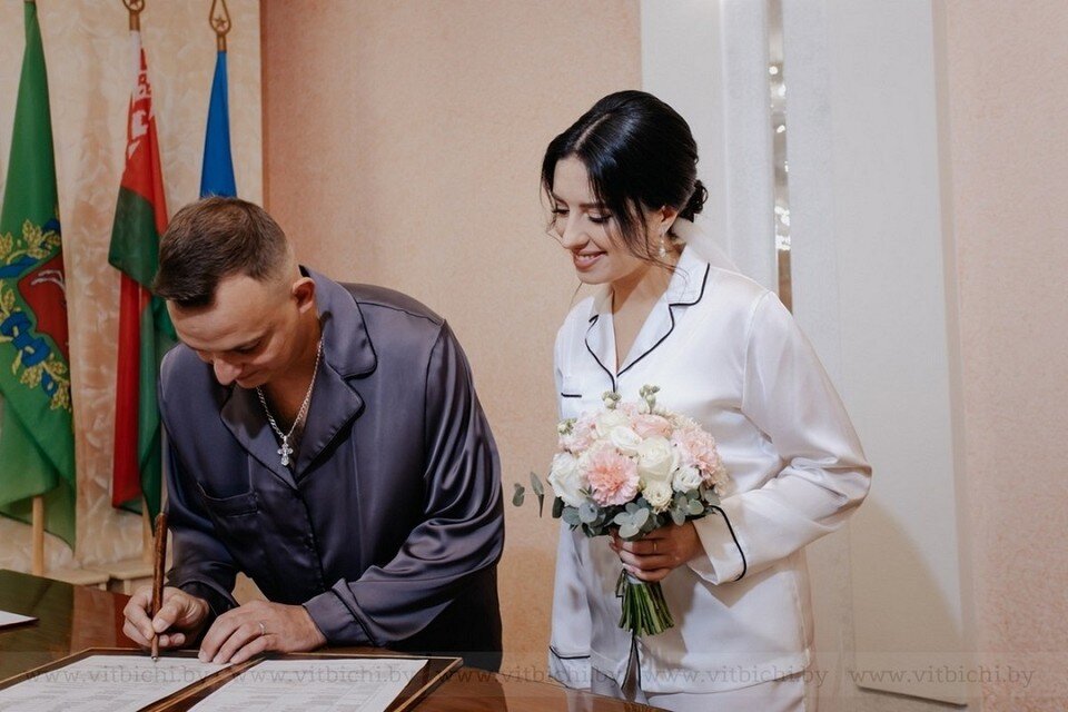     Молодожены в Витебске пришли в ЗАГС в пижамах. Фото: с сайта vitbichi.by