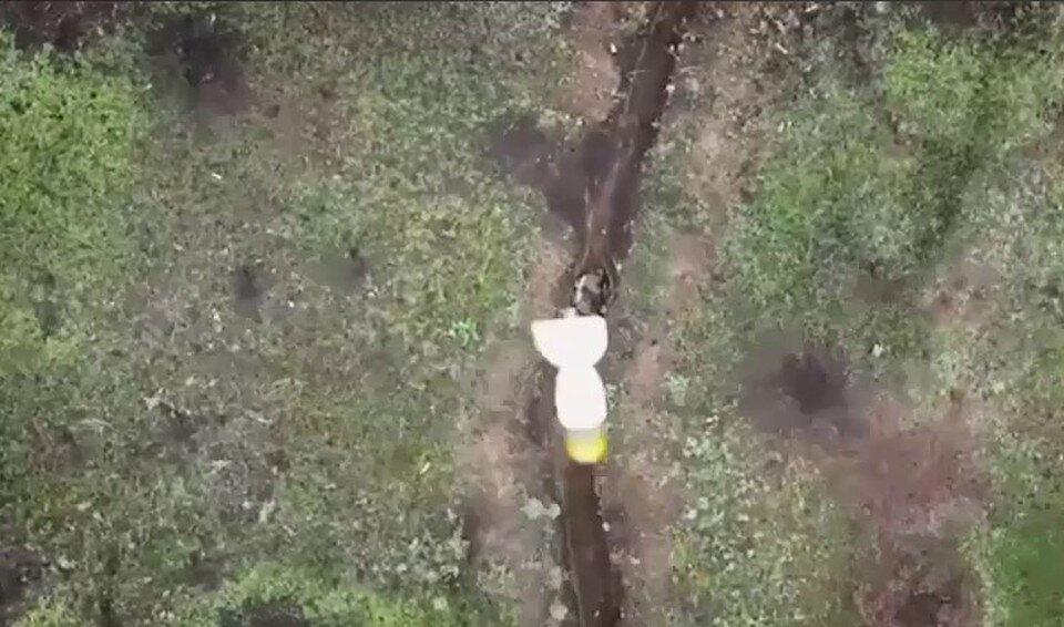     На бойца скидывали гранаты. Но он успевал их отбросить Фото: кадр с видео