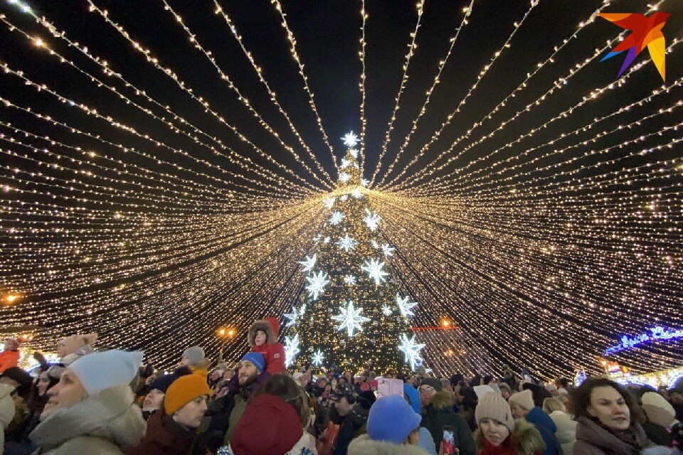     В центре Мурманска прошла церемония зажжения огней на главной елке. Мария ПАШЕНКОВА
