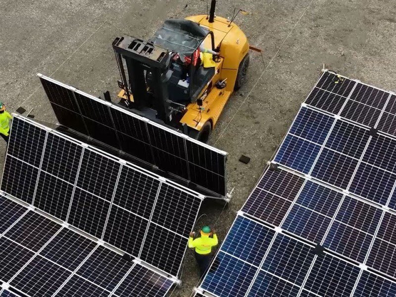    Переносная солнечная электростанция занимает целый стадион