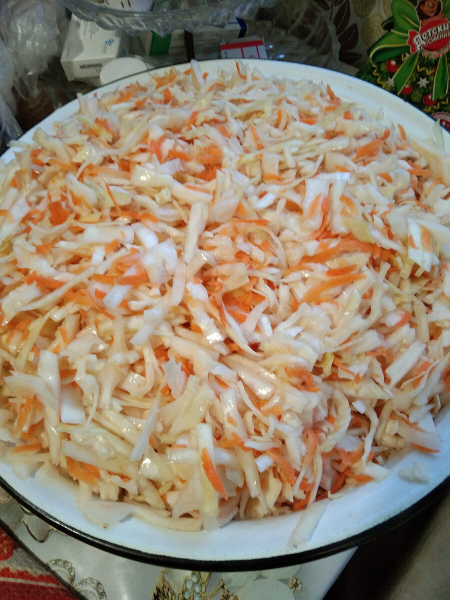 Магазинная капуста попалась очень жесткая. Кочаны такие плотные, что я капусту ножом насилу нашинковала.
