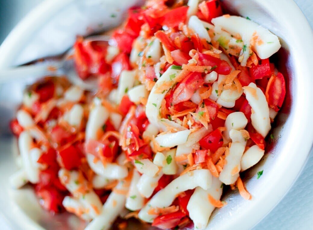 Рецепт салата с кальмарами «Пальчики оближешь»: вкусное блюдо на любой праздник