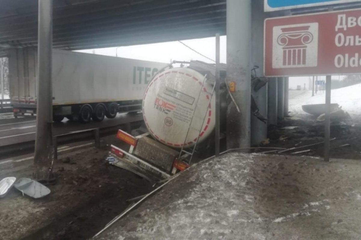    Фура пробила ограждение на воронежской трассе и вылетела в кювет