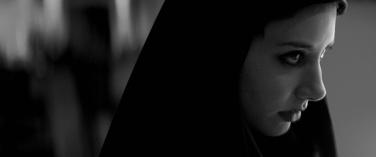 Кадр из фильма "Девушка возвращается одна ночью домой", 2014г.