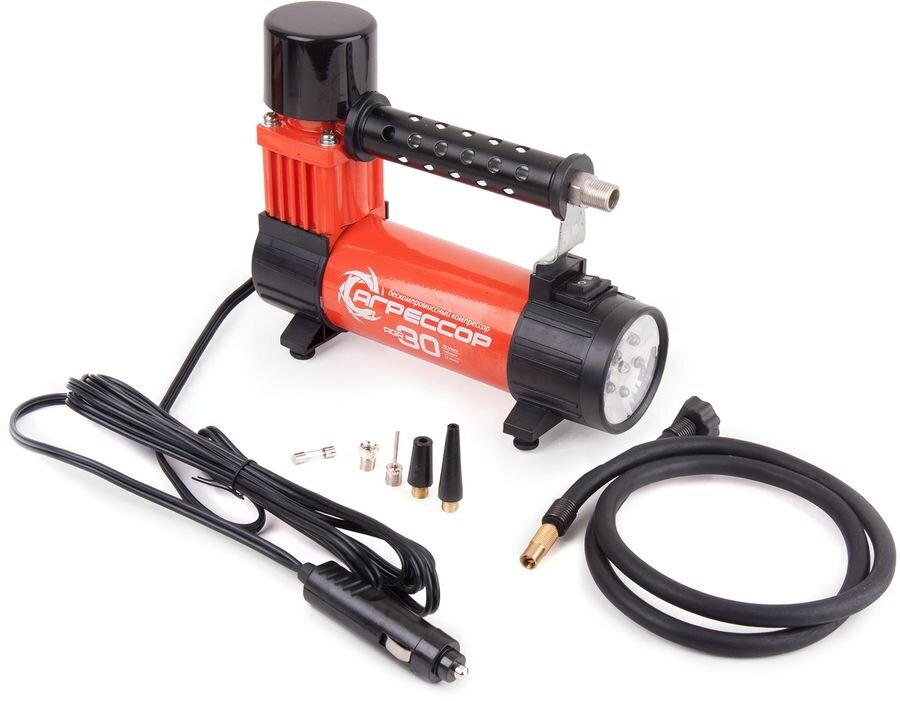 В комплекте с ним идут различные насадки которые в зависимости от надобности прикручиваются к воздушному рукаву компрессора. Листайте далее>>