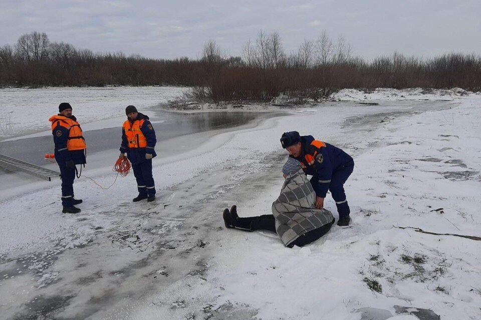     Спасатели вытащили провалившуюся под лед женщину под Липецком  УГПСС Липецкой области