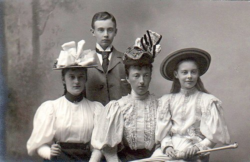 С матерью, братом и сестрой