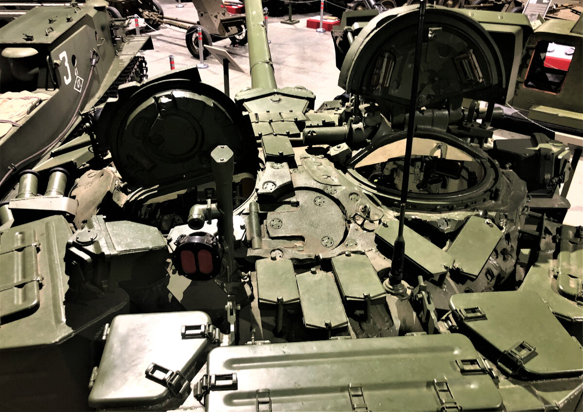 Лючок для выброса поддонов расположен в кормовой части башни.