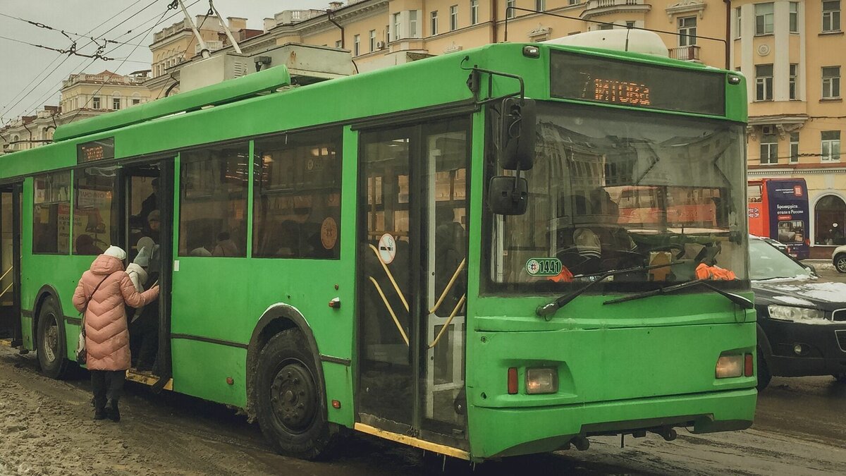     Активисты требуют отменить закупку новых автобусов и приобрести сотню троллейбусов, сообщает объединение «Электротранспорт Волгограда». Кроме того, они опять призвали продлить троллейбусную линию до поселка Аэропорт.