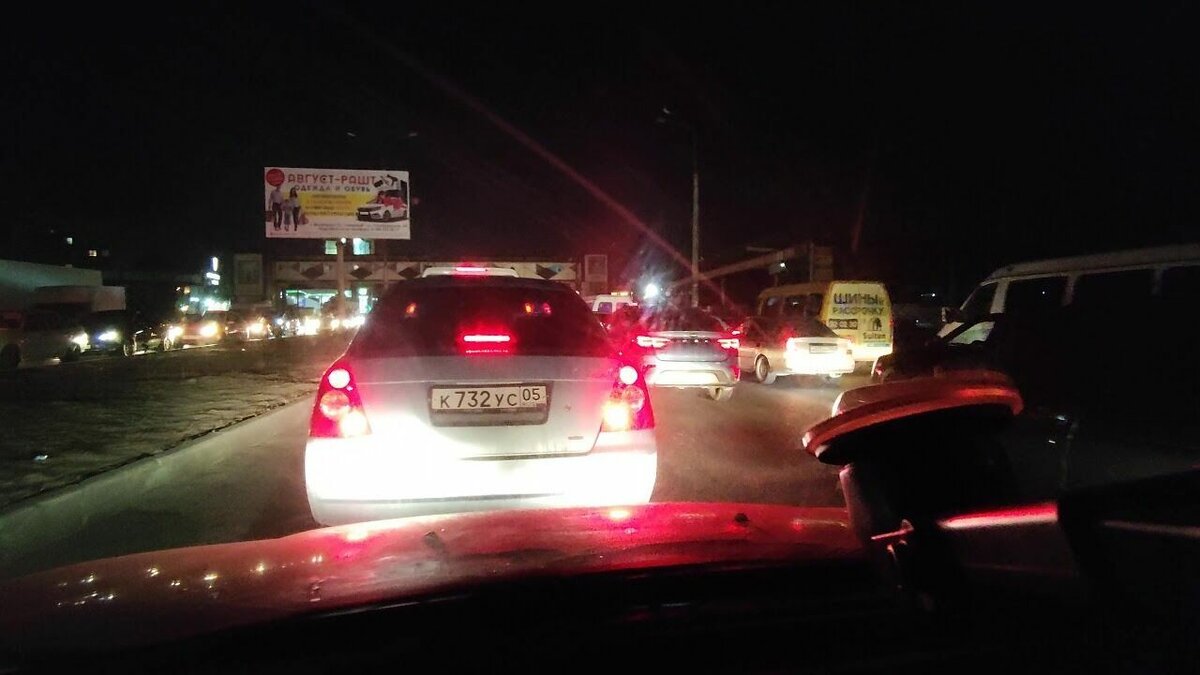     В Дагестане продолжаются аварийно-восстановительные работы после обильного снегопада и сильного ветра, которые накануне оставили без света 80 тысяч человек. Жители, недовольные темпами восстановительных работ, перекрыли федеральную трассу.