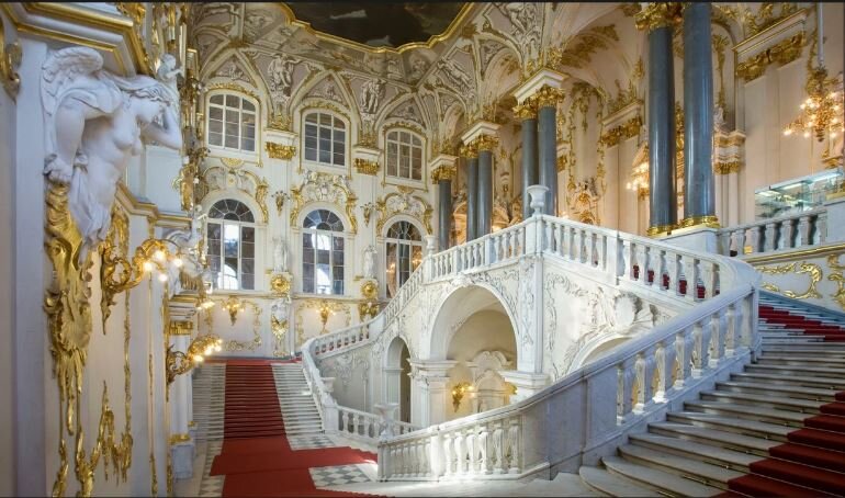 Иорданская лестница Б. Ф. Растрелли, 1758 - 1761 г.г. - роскошное двухъярусное помещение. Статуи: Мудрость с кадуцеем, Правосудие с мечом и весами, Величие, очень похожая на Афину Палладу, Изобилие со своим рогом, Верность со скипетром, державой и орлом, Справедливость - почему-то отдельно от Правосудия), Муза Эрато и Меркурий