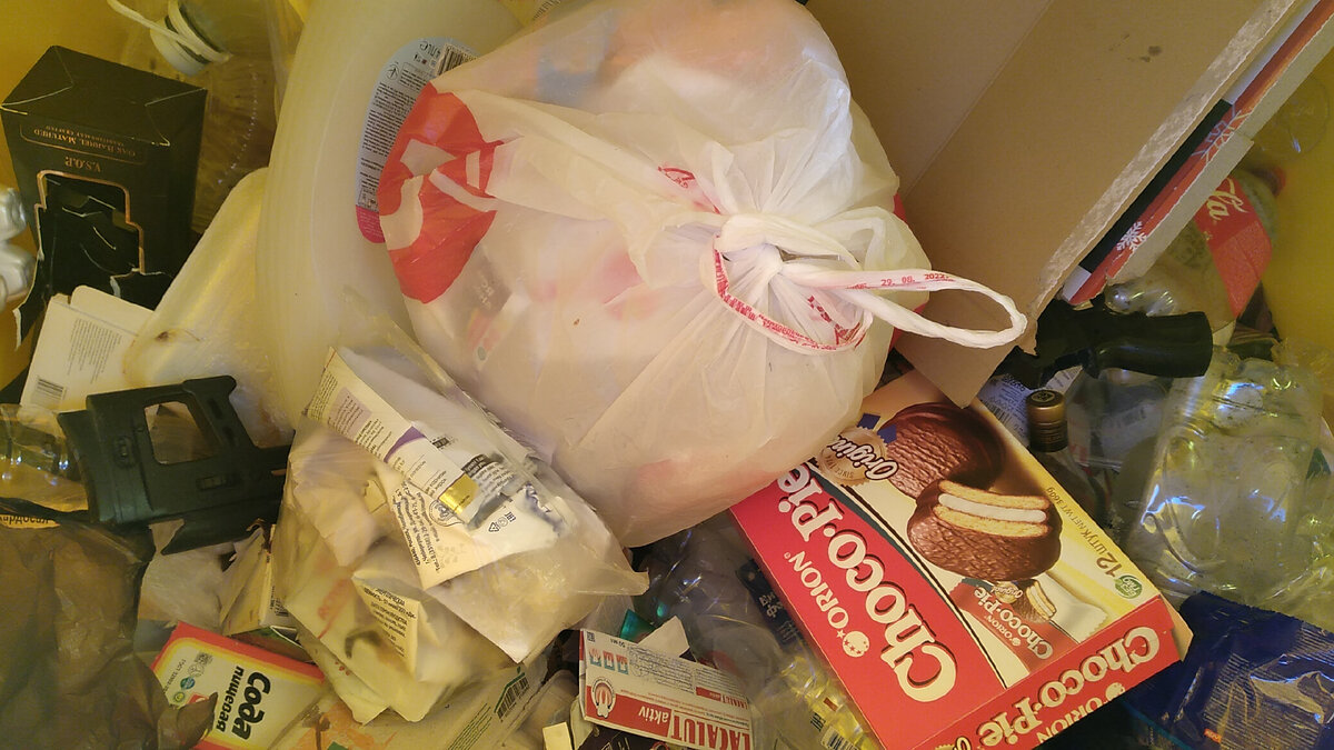 Фото из недр желтого контейнера