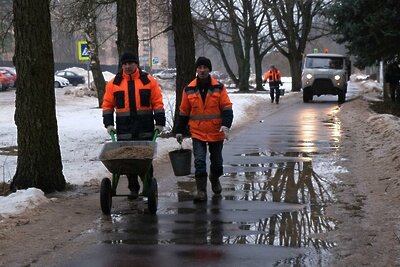    Борьба с гололедицей в Пущино ©