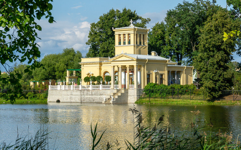 2. Царицын павильон 
Павильон был построен в 1842—1844 годах для императрицы Александры Федоровны, супруги Николая I, в модном в те годы «помпейском» стиле, который воспроизводил облик домов в Древнем Риме. 
 
Здание буквально утопает в цветах, между которыми стоят статуи из мрамора и журчат фонтаны. Александра Фёдоровна, всегда мечтавшая побывать в Италии, хотела видеть перед собой эдакий райский уголок, где можно будет весело провести время и уехать обратно в Петербург. Обратно – это оттого, что в павильоне не было спальных помещений. Зато здесь был и есть диковинный сад, множество скульптур, живописный кабинет императора, гостиная для приёма гостей, роскошная столовая и несколько небольших помещений, добавляющих павильону дополнительное очарование. 
 
Венценосная семья использовала Царицын павильон как место для развлечений. Сюда часто приезжали из Александрии, чтобы просто попить чаю или посмотреть иллюминацию. 
 
— Петергоф, Колонистский парк 