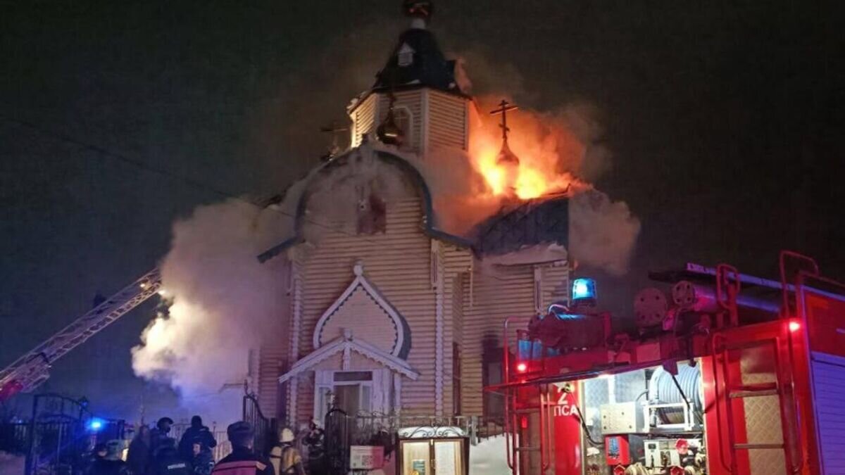   Сотрудники МЧС работают на месте пожара в Федоровской церкви на набережной Грина в Кирове© РИА Новости / пресс-служба МЧС РФ