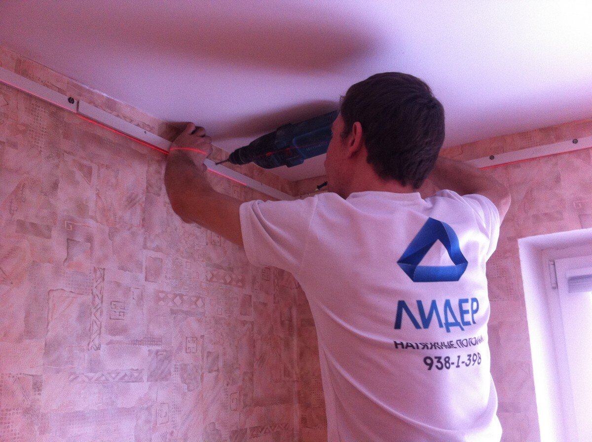 Почему натягивать потолок приехал только 1 мастер? Или сколько нужно ...
