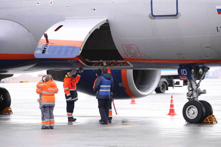  Зарплата техника и инженера невысока. Она зависит от того, какой тип самолета или вертолета они обслуживают, классности, а также от того, приходится ли ездить в командировки Фото: «БИЗНЕС Online»