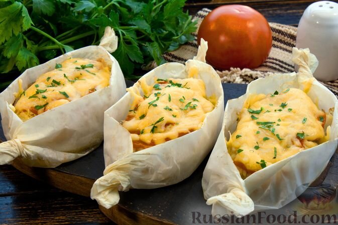 картофель, куриное филе, помидоры, лук репчатый, чеснок, сыр твёрдый, карри, соль, перец чёрный молотый, зелень петрушки