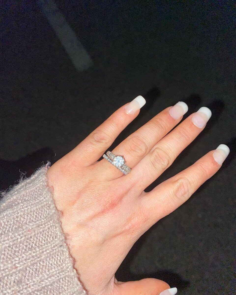    Эбигейл показала обручальное кольцоСоцсети Эбигейл Бреслин