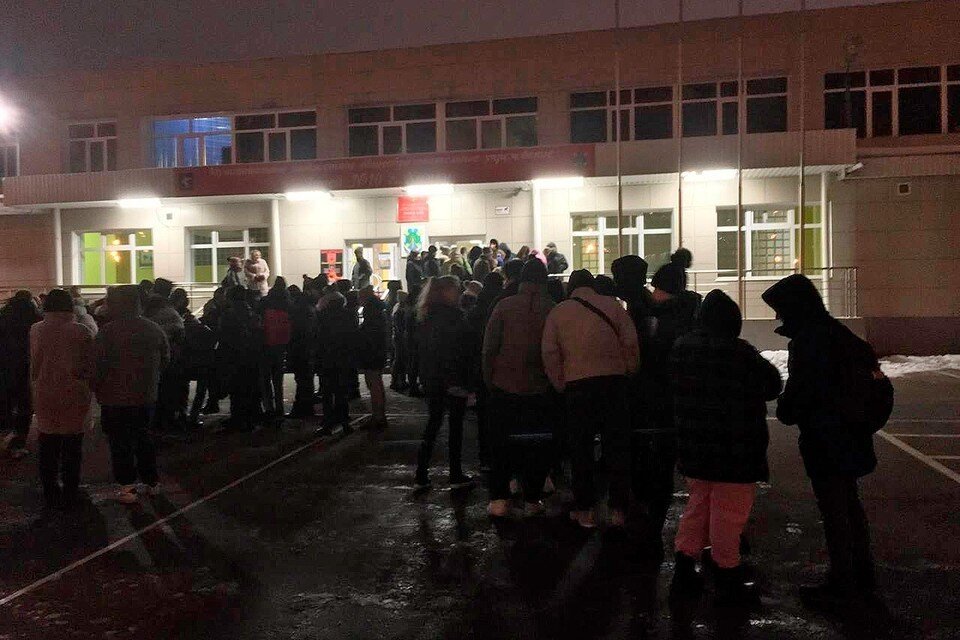     Возле Лицея Химок проходит сход в поддержку учительницы Ольги Масловой. Фото: Кирилл СПИРИДОВ