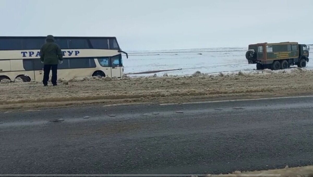     В Ставропольском крае из-за неблагоприятной погоды произошла авария с участием автобуса, сообщили в УГИБДД по региону.