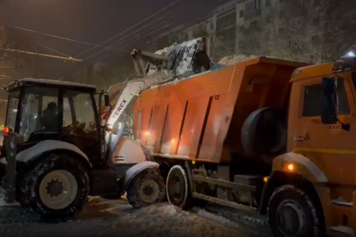    Дороги и тротуары Ставрополя расчищают от снега более 80 единиц спецтехники