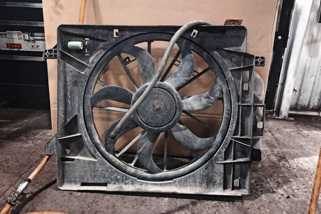 Вынимаем вентилятор системы охлаждения