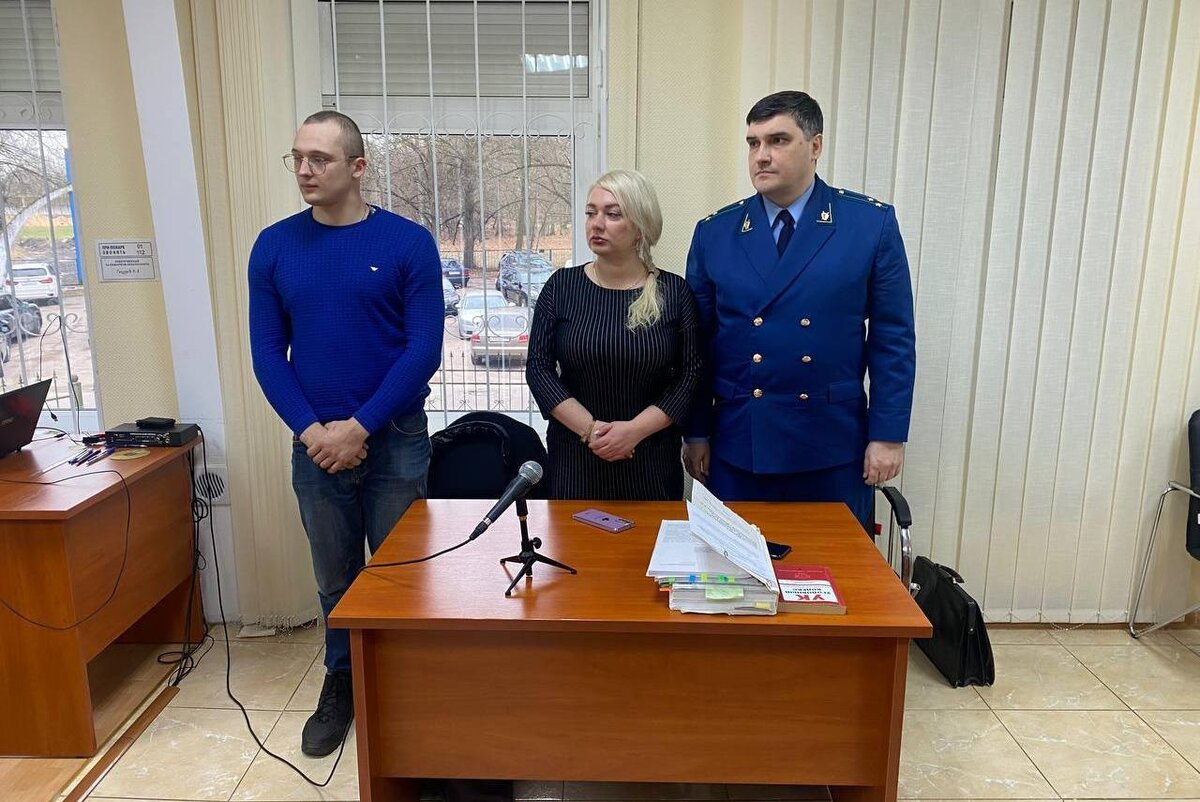 Потерпевший, его представитель и гособвинитель в зале суда. Фото: областная прокуратура