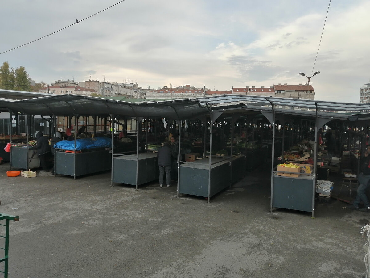 Знаменитый дорчольский рынок Байлониева-пияца. Ноябрь 2019 года, фото автора.