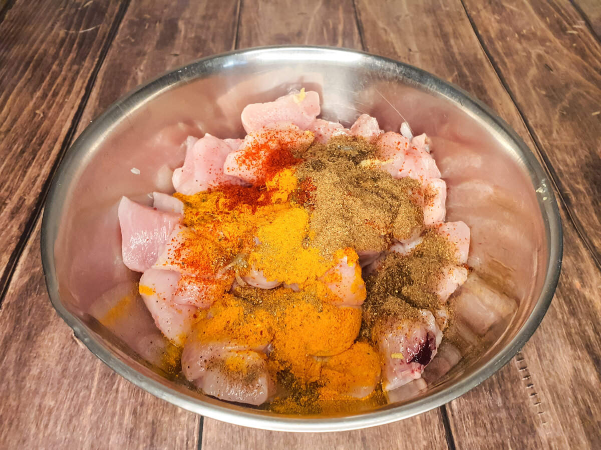 Курицу засыпаем специями