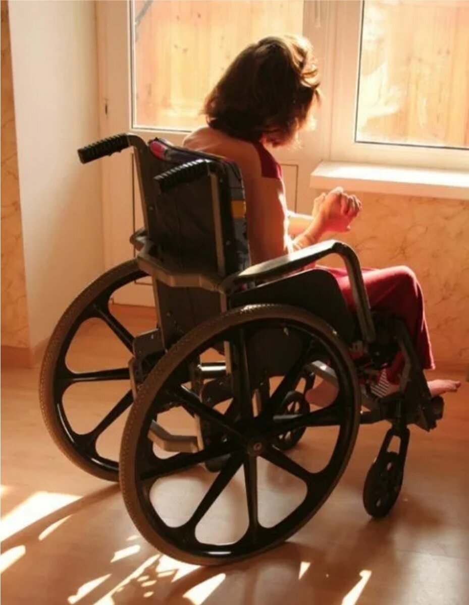Девушка в инвалидном кресле