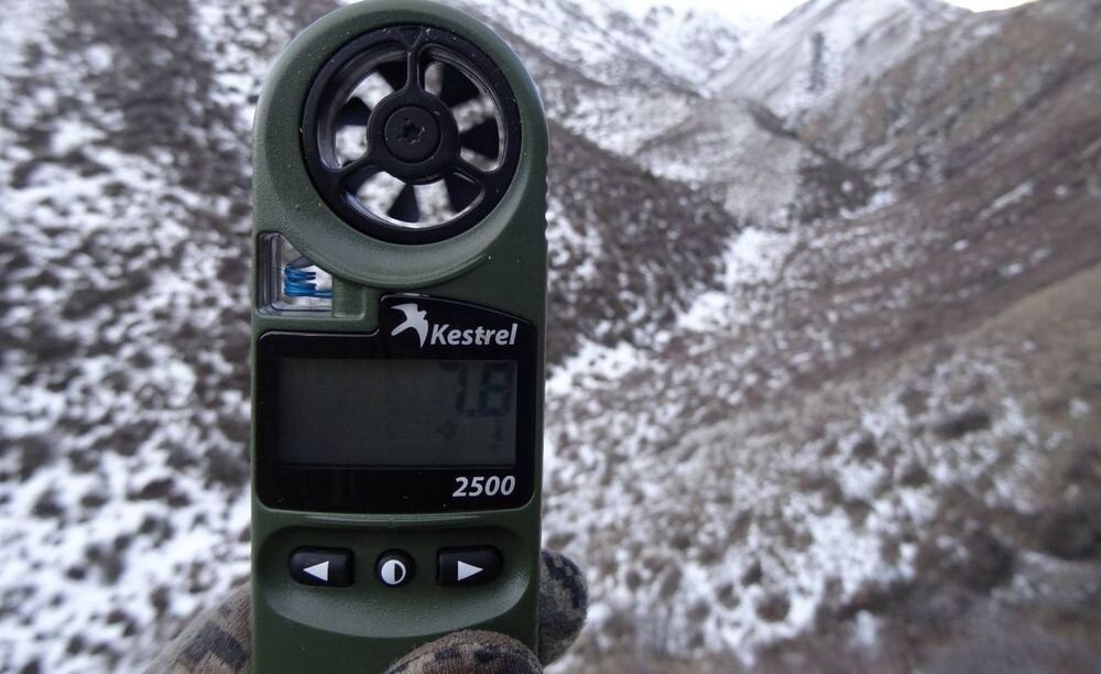 Портативная метеостанция определит метеоусловия на стрелковой позиции, но она бессильна определить их на всей траектории. Для нас очень важно знать силу и направление ветра. Ветер можно оценить по движению растительности, а с движением воздуха связана картинка марева, которую иногда отчетливо видно в оптический прицел