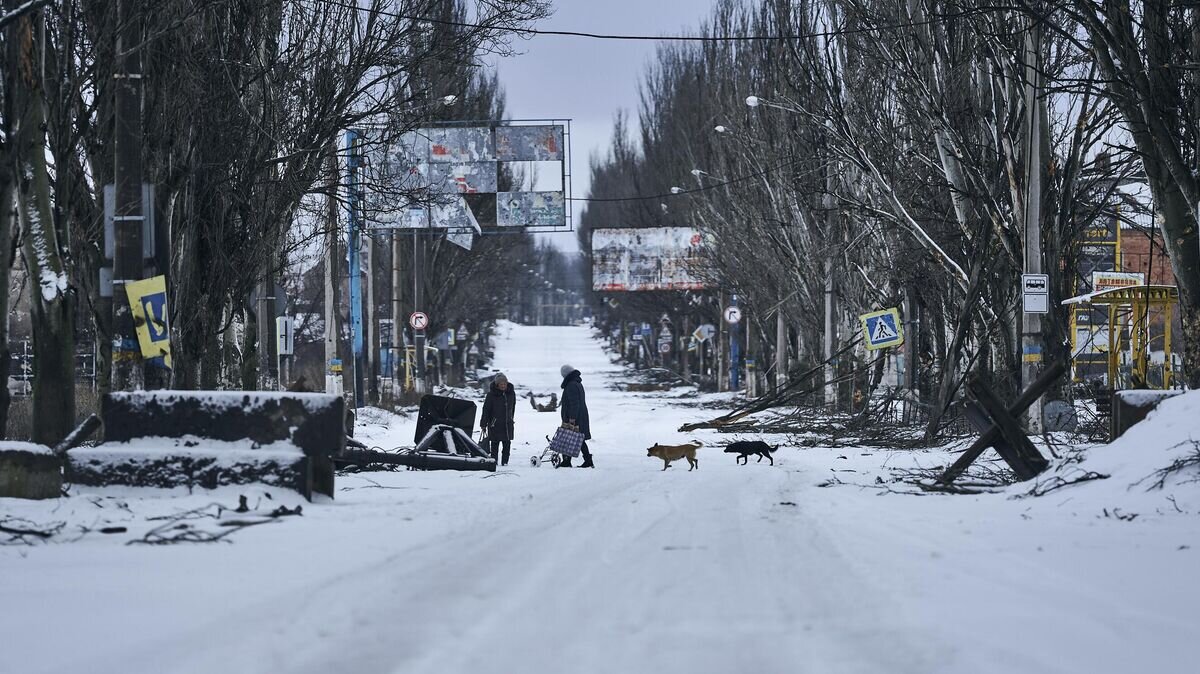    Местные жители на улице в Артемовске© AP Photo / Libkos