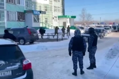    Дом в Нижневартовске, где отец удерживает в запертой квартире маленького ребенка ©Telegram-канал 360tv