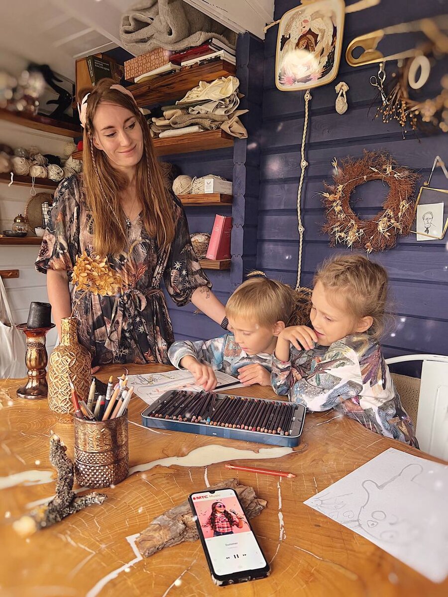 А еще большой стол для творческих экспериментов. Например, с детьми