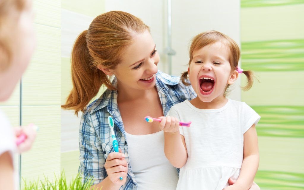 Молодая красивая женщина чистит зубы