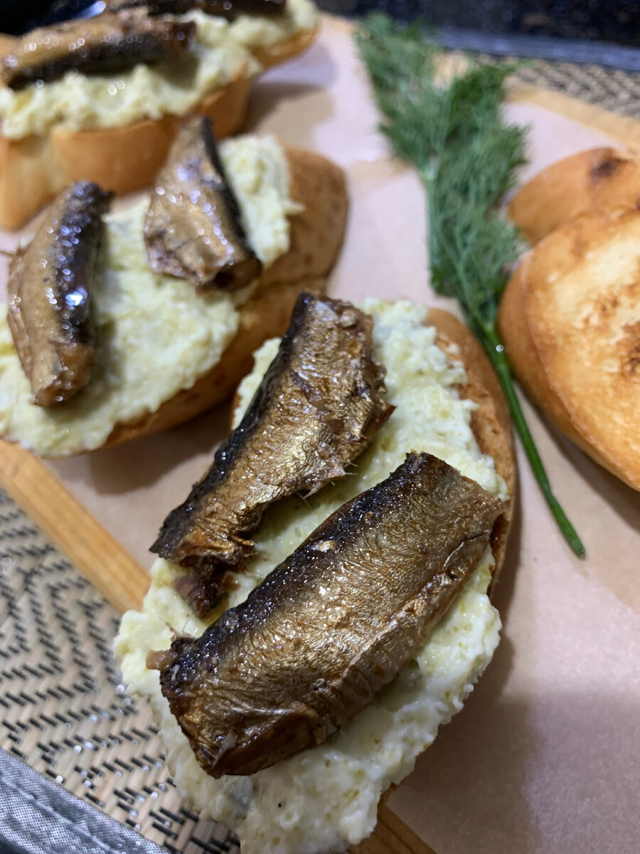 Бутерброды со шпротами без майонеза. Брускетты со шпротами и огурцом. Горячие бутерброды со шпротами. Бутерброды со шпротами на бородинском хлебе. Бутерброды со шпротами.