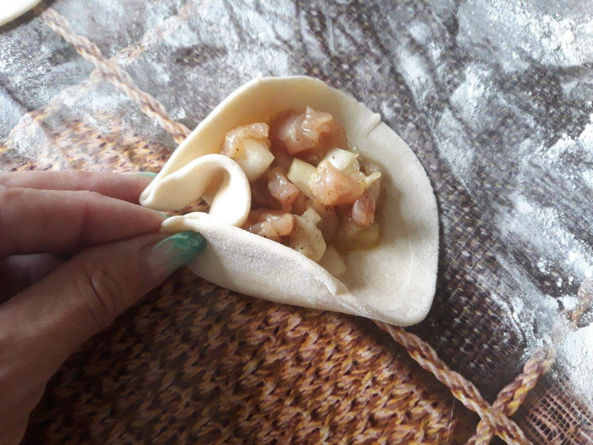 Сначала соединяем "углы квадрата" с одной стороны