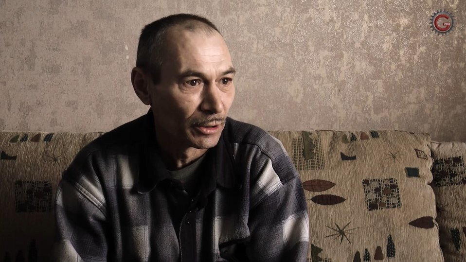     Пока мужчина живет в "работном доме". Фото: Петр Сафонов.