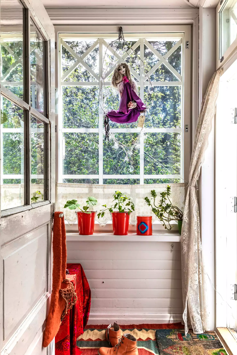 Заходим внутрь и сразу попадаем на веранду. Кукла под потолком — работа известного кукольного мастера из Финляндии 