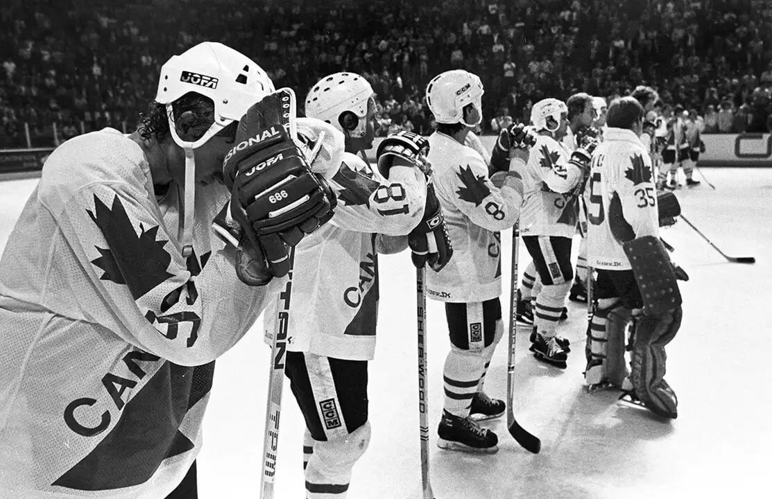 Изображение с яндекс.картинки (грусть канадцев после финала)