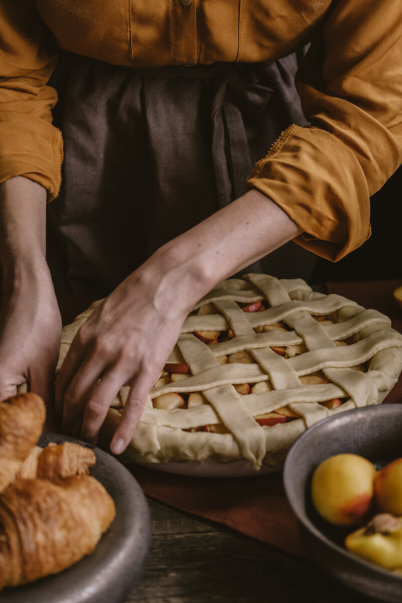 На фото серия "Бронза Норманнов" Мастерской дизайнерской посуды "VELES" Кружка Цветок Жизни 200 мл и овальное блюдце